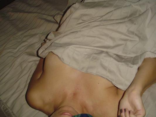 家にいて寂しいお母さんは、あなたに自分の体を探検させたいと思っています