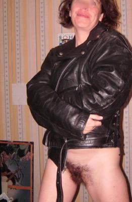 Toulousaine en blouson noir