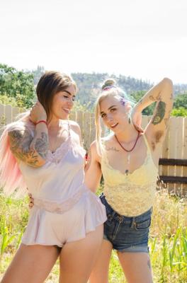 Jeunes et Jolies Gouines au "Naturel" [Naughty Natural] #