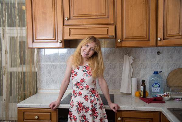 Hairy Beauties - EVA - Kitchen