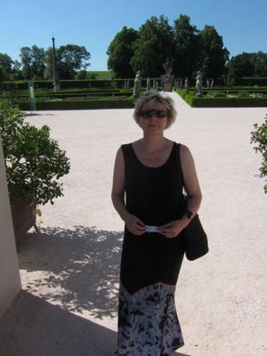 Ivana Strip im Garten , schwarzes Kleid