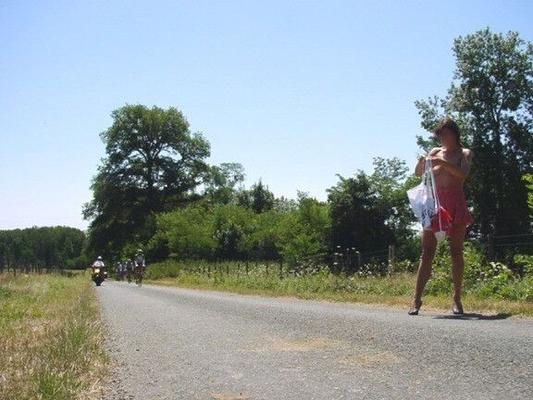 フランス人キャロライン - サイクリストと道端で手探り