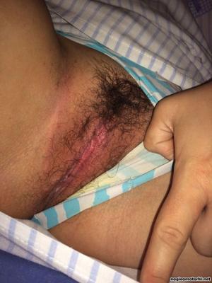 セクシーな脚を広げて熱い裸のおまんこを見せている十代の女の子