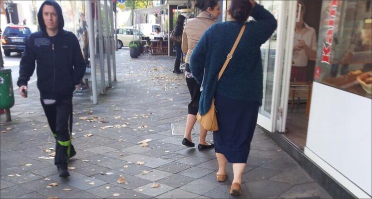 BEHAARTE ZIGEUNERIN MIT GEILEN SOHLEN