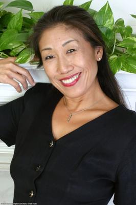 日系アメリカ人の熟女ハナは素敵なブッシュを持っています