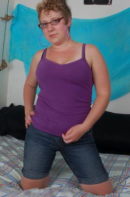 Naughty x Natural x Hairy Ava squirts on the bed