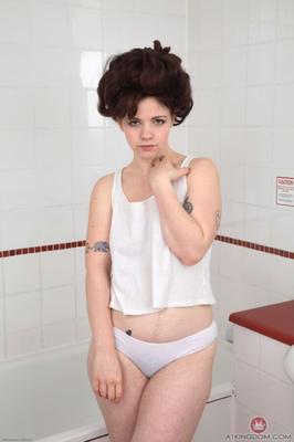 CYNTHIA - BATHTUB