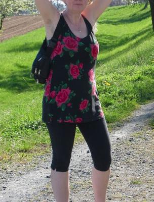 Ivana reizvoll im Kleid mir roten Rosen