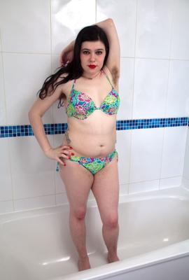 ABIGAIL - IN THE TUB