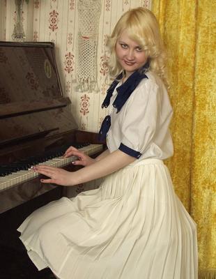 若い毛深いロシア人がもっとブロンド