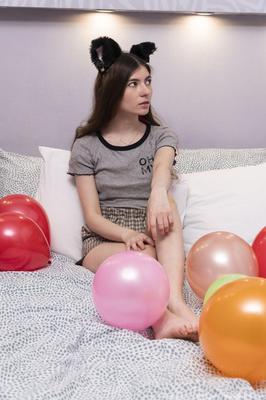 毛深いスキニーブルネットティーンルナ