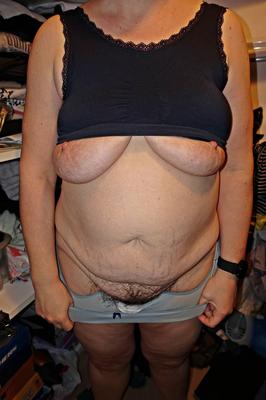 私の女の妻は乳首とパッドを点滅させます