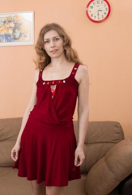小さなおっぱいと素敵な毛むくじゃらのカントエルザを備えたゴージャスなブロンドの熟女