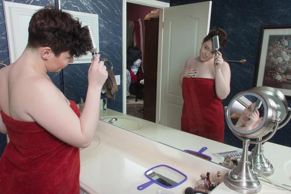 Dmitri bathroom comb