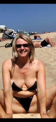 Belle milf sur la plage