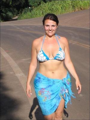 Bottomloses Mädchen, das ihren Bikini anzieht