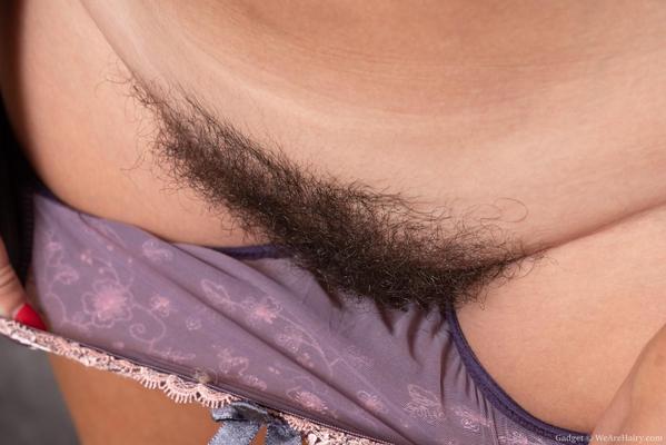 Sexy milf tira e mostra seus peitos grandes e arbusto peludo