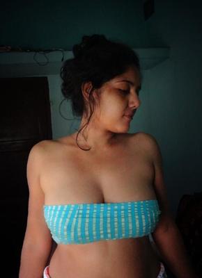 巨乳の毛むくじゃらのデジの妻
