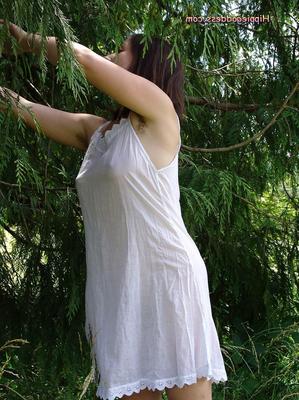 Hippiegoddess Jade weißes Kleid im Freien