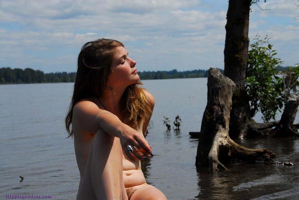 Hippiegoddess Araya taucht einen Zeh hinein